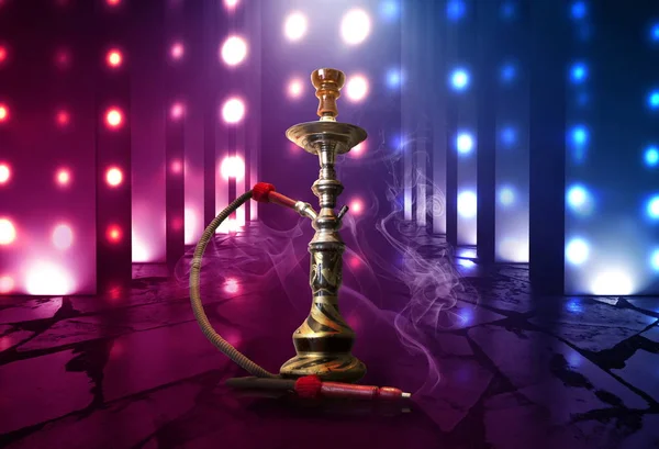 Hookah rökning på en mörk abstrakt bakgrund. Vattenpipa på en konkret bakgrund, neonljus, suddiga nattlampor, bokeh — Stockfoto