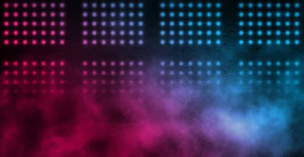 Achtergrond van lege donkere scène, kamer met neonlichten. Betonnen vloer, neon blauw en roze licht, rook — Stockfoto