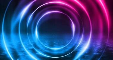 Boş arka plan sahnesi. Koyu sokak, ıslak kaldırımüzerinde mavi ve pembe neon ışık bir yansıması. Karanlıkta ışık ışınları, duman. Caddenin, şehrin gece manzarası. Soyut koyu arka plan.