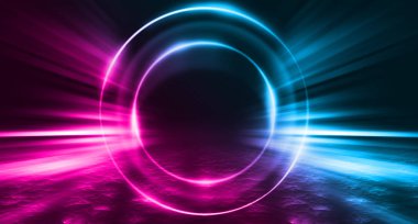 Boş arka plan sahnesi. Koyu sokak, ıslak kaldırımüzerinde mavi ve pembe neon ışık bir yansıması. Karanlıkta ışık ışınları, duman. Caddenin, şehrin gece manzarası. Soyut koyu arka plan.