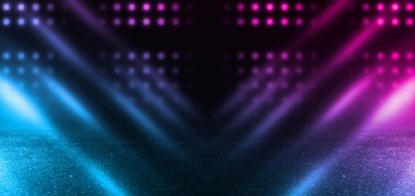 Boş arka plan sahnesi. Koyu sokak, ıslak kaldırımüzerinde mavi ve pembe neon ışık bir yansıması. Karanlıkta ışık ışınları, duman. Caddenin, şehrin gece manzarası. Soyut koyu arka plan.