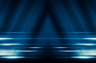 Boş karanlık sahnenin arka planı. Geceleri boş sokağın arka planı. Islönd asfalt, neon çok renkli ışık yansıması. Sis, duman, spot ışığı