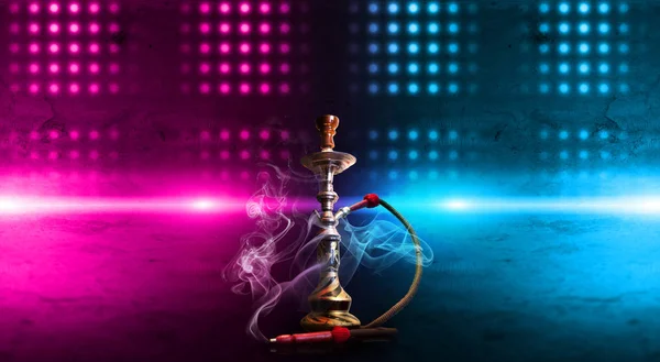 Hookah fumar em um fundo abstrato escuro. Fundo de cenas vazias com luzes de néon e luzes coloridas, reflexo de luzes noturnas no asfalto molhado — Fotografia de Stock