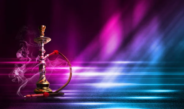 Hookah smoking on a dark abstract background. Background of empty scenes with neon lights and colored lights, reflection of night lights on wet asphalt — Stock Photo, Image