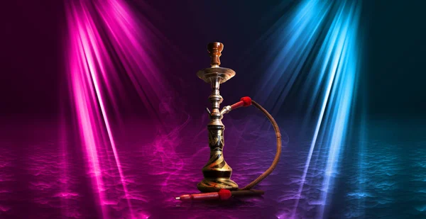 Hookah fumar sobre un fondo abstracto oscuro. Fondo de escenas vacías con luces de neón y luces de colores, reflejo de luces nocturnas sobre asfalto húmedo — Foto de Stock