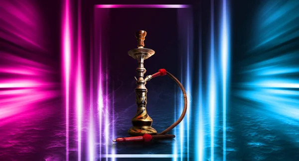 Hookah fumar sobre un fondo abstracto oscuro. Fondo de escenas vacías con luces de neón y luces de colores, reflejo de luces nocturnas sobre asfalto húmedo — Foto de Stock