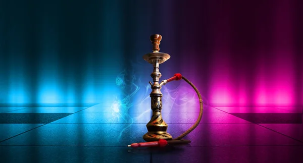 Hookah smoking on a dark abstract background. Background of empty scenes with neon lights and colored lights, reflection of night lights on wet asphalt — Stock Photo, Image