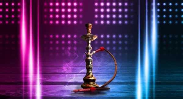 Hookah smoking on a dark abstract background. Background of empty scenes with neon lights and colored lights, reflection of night lights on wet asphalt — Stock Photo, Image