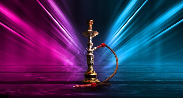 Hookah palenia na ciemnym abstrakcyjnym tle. Tło pustych scen z neonowymi światłami i kolorowymi światłami, odbicie świateł nocnych na mokrej nawierzchni asfaltowej — Zdjęcie stockowe