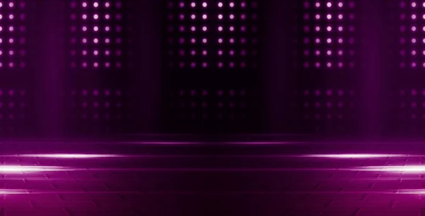 Порожня фонова сцена. Темна вулиця, відображення рожевого неонового світла на мокрій асфальті. Промені світла в темряві, дим. Нічний вид на вулицю, місто. Абстрактний темно-фіолетовий фон . — стокове фото