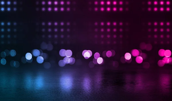Пустой задний план. Темная улица, полоса голубого и розового неонового света на мокром асфальте. Луч света в темноте, дым. Ночной вид на улицу, город. Абстрактный темный фон . — стоковое фото