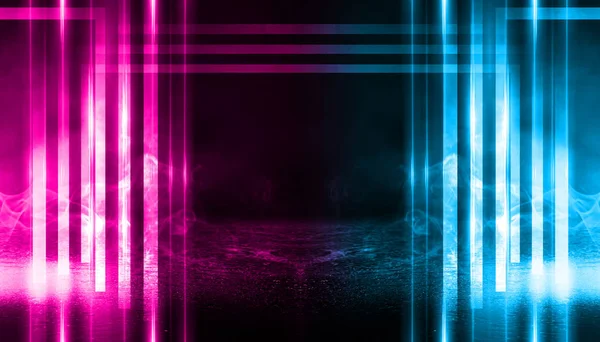 Tom bakgrundsplats. Dark Street, en reflektion av blått och rosa neonljus på våt beläggning. Ljusstrålar i mörkret, rök. Nattutsikt över gatan, staden. Abstrakt mörk bakgrund. — Stockfoto