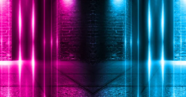Άδειο φόντο σκηνής. Σκοτεινός δρόμος, τοίχοι από τούβλα, αντανάκλαση φωτός νέον σε υγρή άσφαλτο. Μπλε και ροζ φως νέον στο σκοτάδι, καπνός. Νυχτερινή θέα του δρόμου, της πόλης. Αφηρημένο σκούρο φόντο. — Φωτογραφία Αρχείου