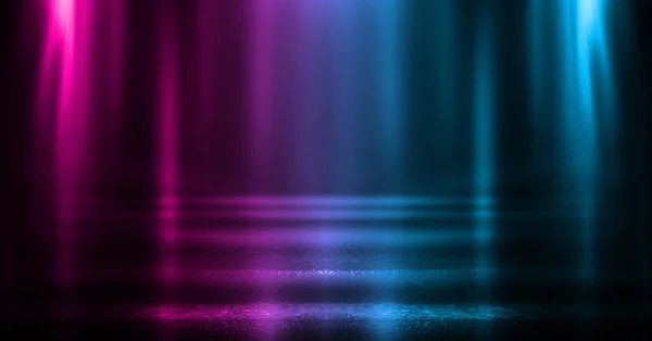 Lege achtergrond scène. Dark Street, een reflectie van blauw en roze neon licht op natte stoep. Lichtstralen in het donker, rook. Nachtzicht op de straat, de stad. Abstracte donkere achtergrond. — Stockfoto