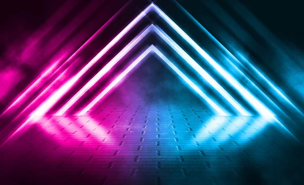 Boş arka plan sahnesi. Koyu sokak, ıslak kaldırımüzerinde mavi ve pembe neon ışık bir yansıması. Karanlıkta ışık ışınları, duman. Caddenin, şehrin gece manzarası. Soyut koyu arka plan.