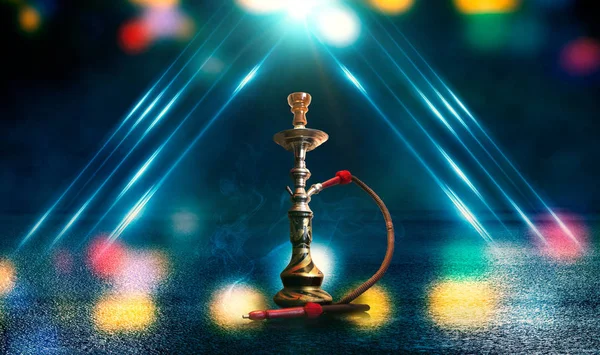 Hookah smoking on a dark abstract background. Background of empty scenes with neon lights and colored lights, reflection of night lights on wet asphalt — Stock Photo, Image