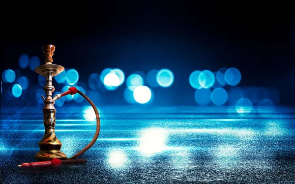 Hookah smoking on a dark abstract background. Background of empty scenes with neon lights and colored lights, reflection of night lights on wet asphalt — Stock Photo, Image