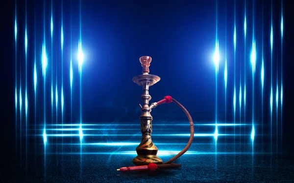 Hookah fumar em um fundo abstrato escuro. Fundo de cenas vazias com luzes de néon e luzes coloridas, reflexo de luzes noturnas no asfalto molhado — Fotografia de Stock