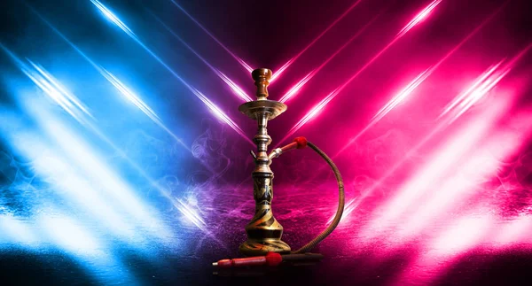 Hookah smoking on a dark abstract background. Background of empty scenes with neon lights and colored lights, reflection of night lights on wet asphalt — Stock Photo, Image