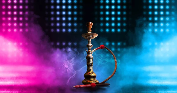 Hookah fumar sobre un fondo abstracto oscuro. Fondo de escenas vacías con luces de neón y luces de colores, reflejo de luces nocturnas sobre asfalto húmedo — Foto de Stock