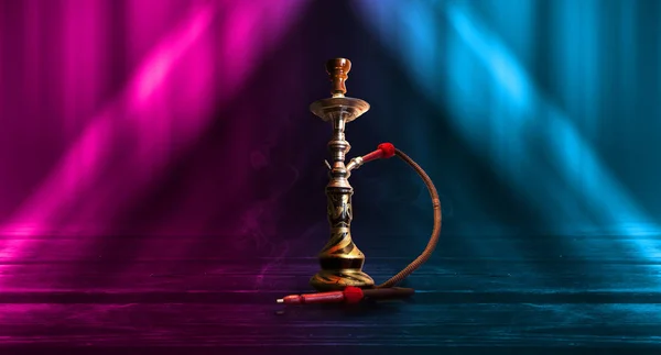 Hookah palenia na ciemnym abstrakcyjnym tle. Tło pustych scen z neonowymi światłami i kolorowymi światłami, odbicie świateł nocnych na mokrej nawierzchni asfaltowej Obrazek Stockowy