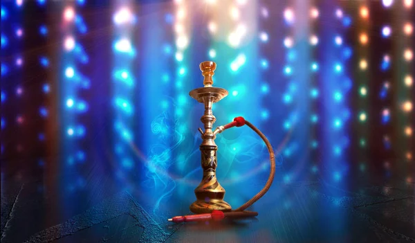 Hookah palenia na ciemnym abstrakcyjnym tle. Tło pustych scen z neonowymi światłami i kolorowymi światłami, odbicie świateł nocnych na mokrej nawierzchni asfaltowej Obrazek Stockowy