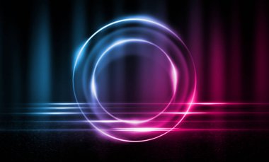 Boş arka plan sahnesi. Koyu sokak, ıslak kaldırımüzerinde mavi ve pembe neon ışık bir yansıması. Karanlıkta ışık ışınları, duman. Caddenin, şehrin gece manzarası. Soyut koyu arka plan.