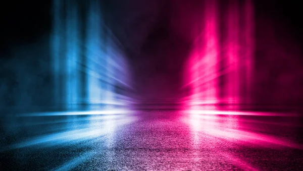 Cena de fundo vazia. Rua escura, um reflexo da luz de néon azul e rosa no pavimento molhado. Raios de luz no escuro, fumo. Vista noturna da rua, da cidade. Fundo escuro abstrato . — Fotografia de Stock
