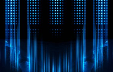 Boş arka plan sahnesi. Koyu sokak, ıslak kaldırımüzerinde mavi ve pembe neon ışık bir yansıması. Karanlıkta ışık ışınları, duman. Caddenin, şehrin gece manzarası. Soyut koyu arka plan.