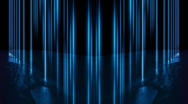 Boş sokağın arka planı, oda. Gece boş sahnenin arka planı. Beton kaplama. Neon ışıkların ıslak kaldırım yansıması. Neon mavi çizgileri. Koyu soyut arka plan.