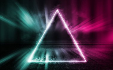 Boş arka plan sahnesi. Karanlıkta neon ışık ışınları, bir üçgenin neon figürü, duman. Caddenin, şehrin gece manzarası. Soyut koyu arka plan.