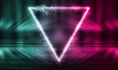 Boş arka plan sahnesi. Karanlıkta neon ışık ışınları, bir üçgenin neon figürü, duman. Caddenin, şehrin gece manzarası. Soyut koyu arka plan.