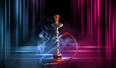 Nargile, karanlık soyut bir arka planda duman. Çok renkli neon ışıkları ile boş sahnelerin arka plan, ıslak kaldırım üzerinde gece ışıkları yansıması