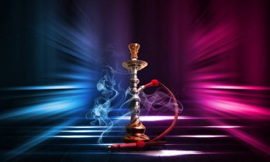 Nargile, karanlık soyut bir arka planda duman. Çok renkli neon ışıkları ile boş sahnelerin arka plan, ıslak kaldırım üzerinde gece ışıkları yansıması