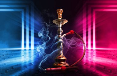 Nargile, karanlık soyut bir arka planda duman. Çok renkli neon ışıkları ile boş sahnelerin arka plan, ıslak kaldırım üzerinde gece ışıkları yansıması