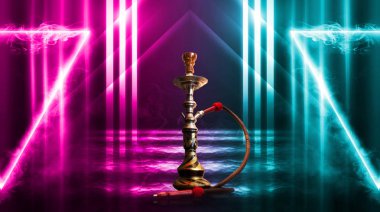 Nargile, karanlık soyut bir arka planda duman. Çok renkli neon ışıkları ile boş sahnelerin arka plan, ıslak kaldırım üzerinde gece ışıkları yansıması