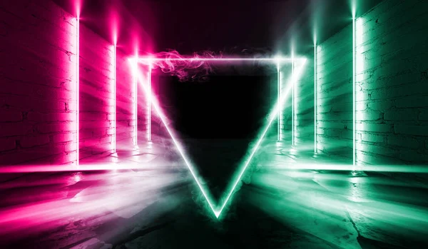 Lege achtergrond scène. Stralen van neon licht in het donker, Neon figuur van een driehoek, rook. Nachtzicht op de straat, de stad. Abstracte donkere achtergrond. — Stockfoto
