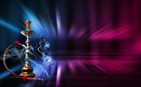 Hookah, humo sobre un fondo abstracto oscuro. Fondo de escenas vacías con luces de neón multicolores, reflejo de luces nocturnas sobre pavimento húmedo — Foto de Stock