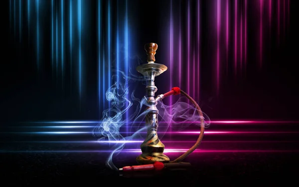 Hookah, kouř na tmavém abstraktním pozadí. Pozadí prázdných scén s různobarevnými neonové světlíky, zrcadlení nočních světel na mokrém chodníku — Stock fotografie