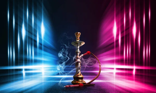 Hookah, humo sobre un fondo abstracto oscuro. Fondo de escenas vacías con luces de neón multicolores, reflejo de luces nocturnas sobre pavimento húmedo — Foto de Stock