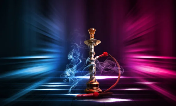 Hookah, fumo num fundo abstrato escuro. Fundo de cenas vazias com luzes de néon multicoloridas, reflexão de luzes noturnas no pavimento molhado — Fotografia de Stock