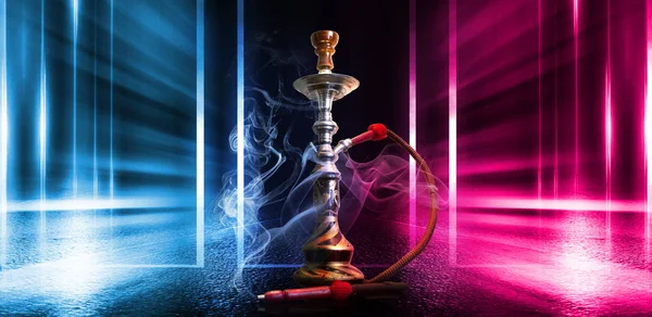 Nargile, karanlık soyut bir arka planda duman. Çok renkli neon ışıkları ile boş sahnelerin arka plan, ıslak kaldırım üzerinde gece ışıkları yansıması
