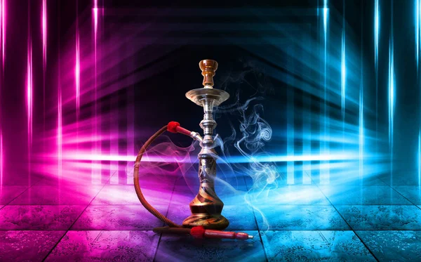 Hookah, humo sobre un fondo abstracto oscuro. Fondo de escenas vacías con luces de neón multicolores, reflejo de luces nocturnas sobre pavimento húmedo — Foto de Stock