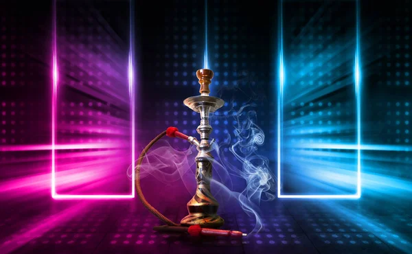 Hookah, humo sobre un fondo abstracto oscuro. Fondo de escenas vacías con luces de neón multicolores, reflejo de luces nocturnas sobre pavimento húmedo — Foto de Stock