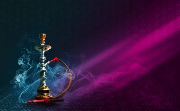 Hookah, dym na ciemnym abstrakcyjnym tle. Tło pustych scen z wielokolorowymi światłami neonowych, odbicie świateł nocnych na mokrej nawierzchni — Zdjęcie stockowe