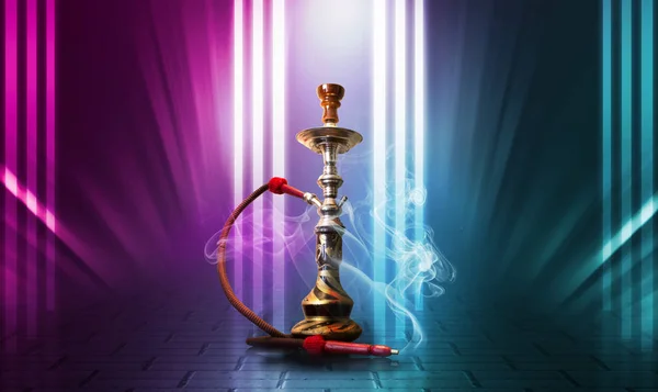 Hookah, humo sobre un fondo abstracto oscuro. Fondo de escenas vacías con luces de neón multicolores, reflejo de luces nocturnas sobre pavimento húmedo — Foto de Stock