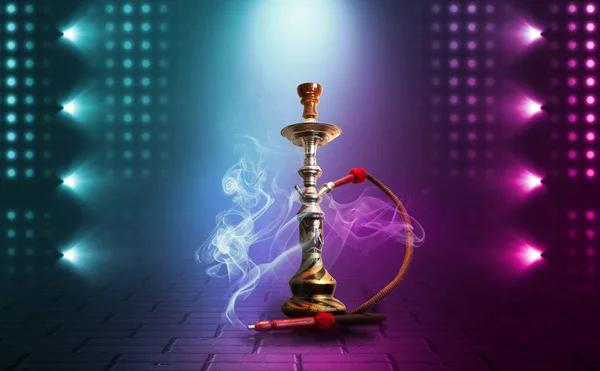 Hookah, humo sobre un fondo abstracto oscuro. Fondo de escenas vacías con luces de neón multicolores, reflejo de luces nocturnas sobre pavimento húmedo — Foto de Stock