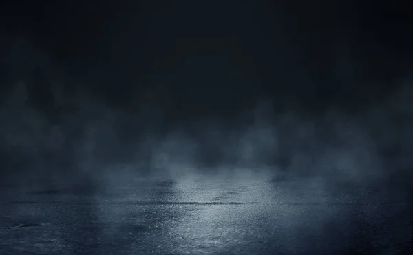 Boş arka plan sahnesi. Islä±k asfaltta koyu sokak yanrÄ±sÄ±. Karanlıkta mavi neon ışık ışınları, neon figürler, duman. Caddenin, şehrin gece manzarası. Soyut koyu arka plan.