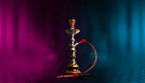 Hookah, dym na ciemnym abstrakcyjnym tle. Tło pustych scen z wielokolorowymi światłami neonowych, odbicie świateł nocnych na mokrej nawierzchni Obraz Stockowy