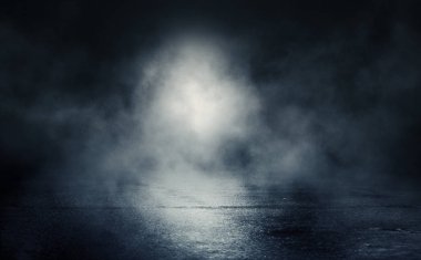 Boş arka plan sahnesi. Islı bir yüzeyde ayın yansıması. Karanlıkta mavi neon ışık ışınları. Caddenin, şehrin gece manzarası. Soyut koyu arka plan.